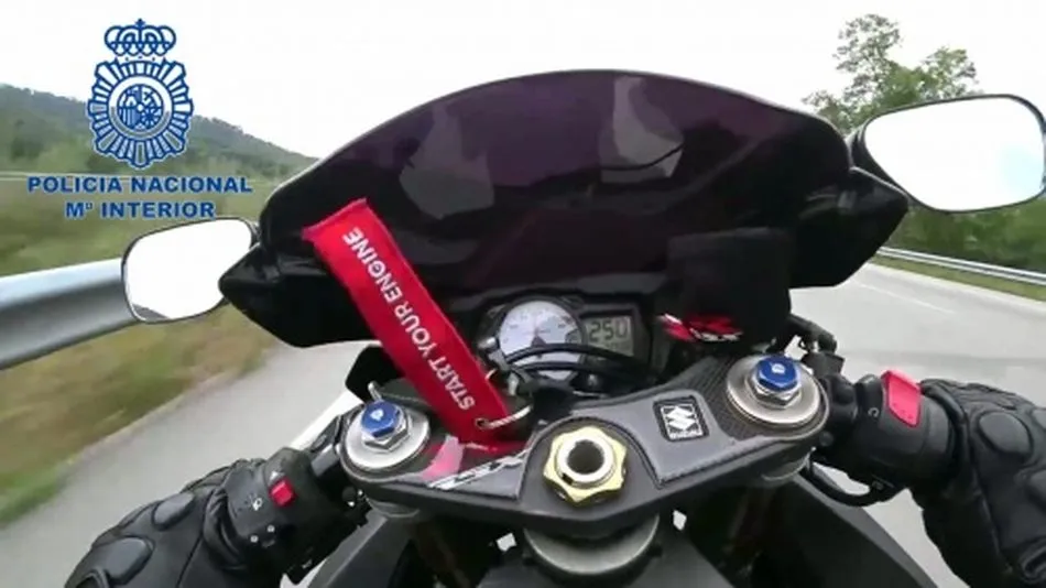 El detenido grababa los vídeos con la cámara que tenía integrada en el casco