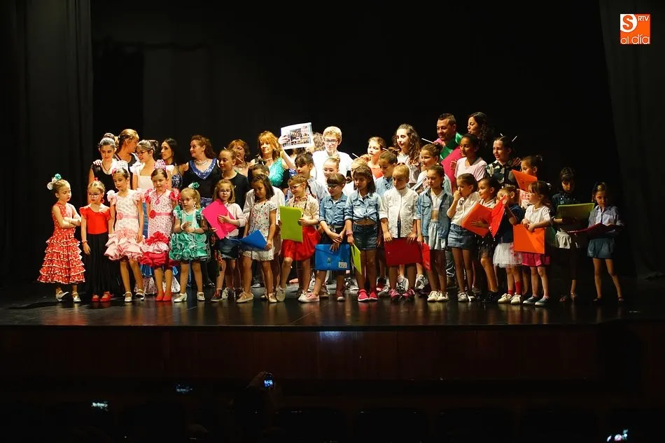 La Escuela de Baile despide el curso y a su profesor, Julio Peñaloza