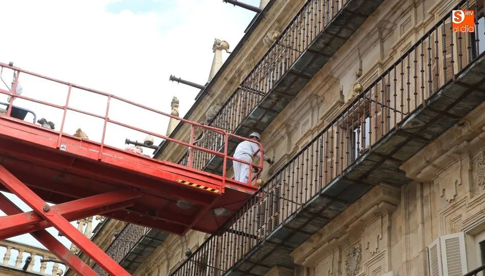 Uno de los operarios trabajando en la Plaza Mayor. Foto de Alberto Martín