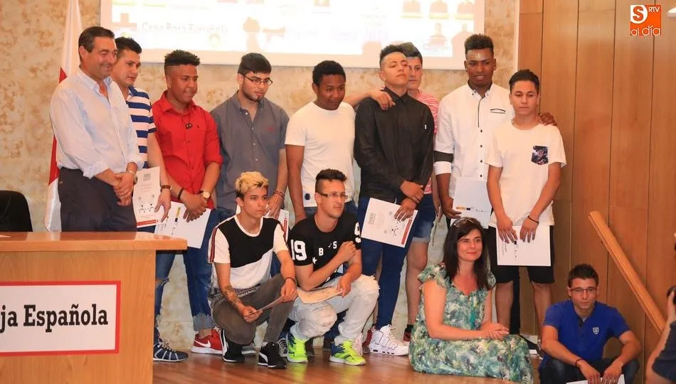 Uno de los grupos de jóvenes que recibieron sus diplomas. Foto de Alberto Martín