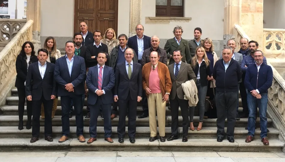 Representantes de las catorce ganaderías que colaboran en esta nueva ruta turística, junto al presidente de la Diputación, Javier Iglesias
