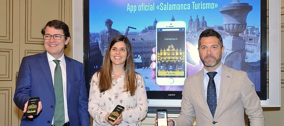 Alfonso Fernández Mañueco, Marta García y Julio López Revuelta presentan la nueva aplicación