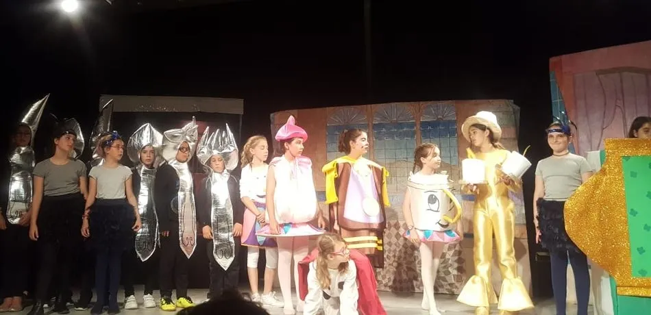 Representación de La Bella y la Bestia por alumnos del colegio San Blas