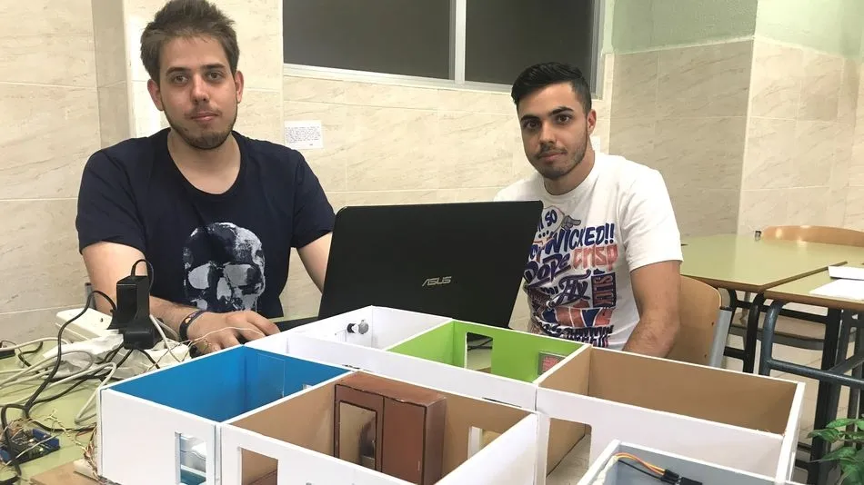 Dos alumnos diseñan una casa domótica gestionada íntegramente desde el móvil