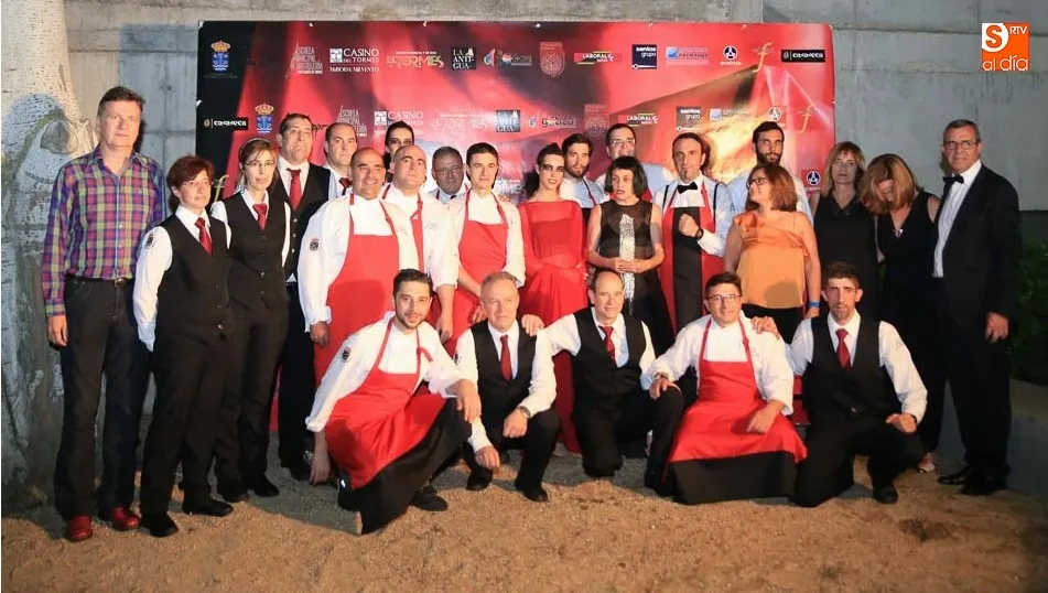 La diseñadora Fely Campo, en el centro, junto a los artífices de este evento social y cultural. Foto de Alberto Martín