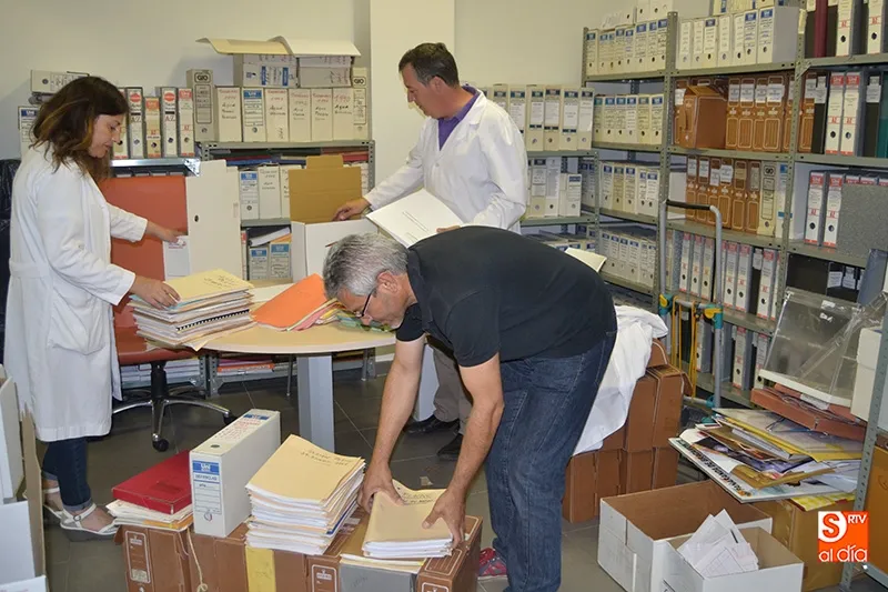 Técnicos de la Unidad Patrimonial de Documentación perteneciente a la Diputación trabajan desde hoy en la modernización del Archivo Municipal