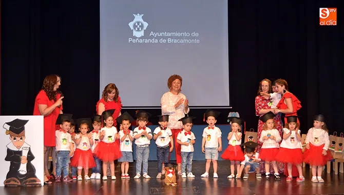 El CEI Gloria Fuertes celebraba hoy su ceremonia de graduación en el Teatro Calderón