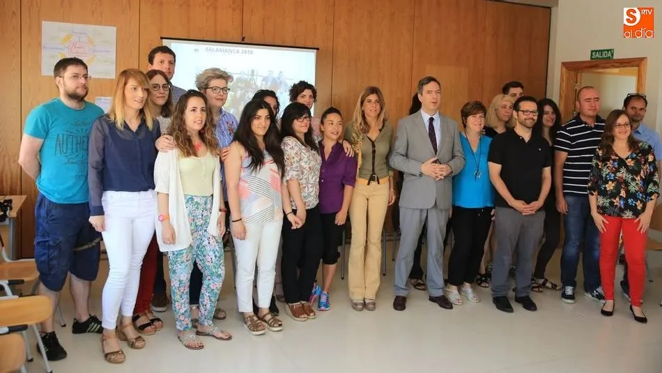 Participantes de esta Lanzadera de Empleo junto a las autoridades que realizaron esta visita. Foto de Alberto Martín