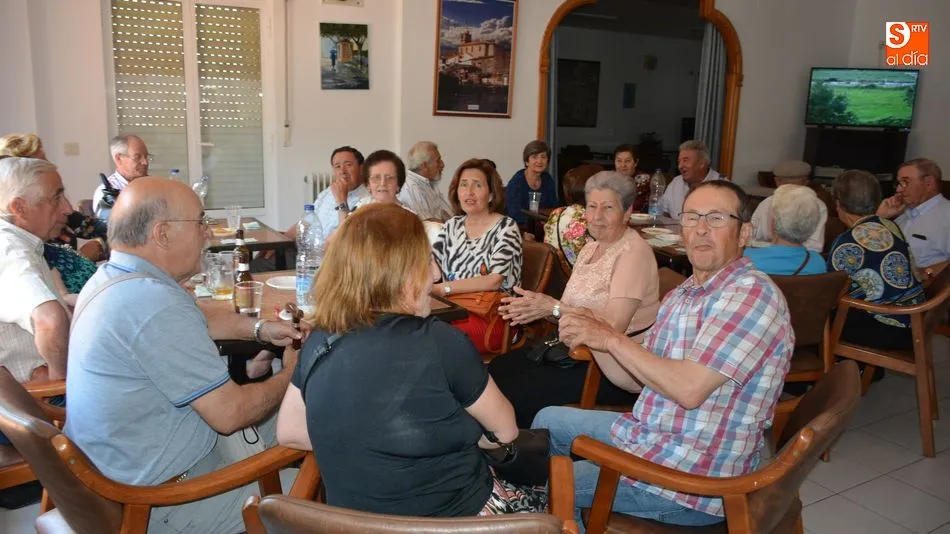 Un grupo de los mayores disfrutando del aperitivo en el hogar del jubilado  E. Corredera