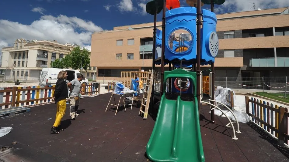 La concejala Marta Labrador visita la nueva zona de juegos para los pequeños