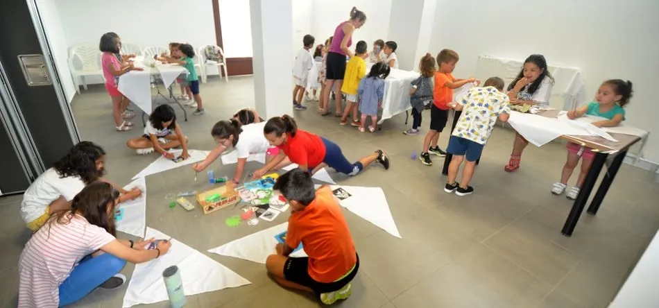 Lo más pequeños se han divertido pintando pañoletas