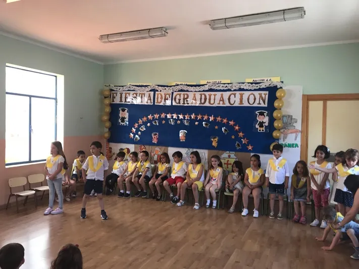 El colegio Miguel de Unamuno despedia con bailes en las aulas el curso, algo que se repetía en el Severiano Montero