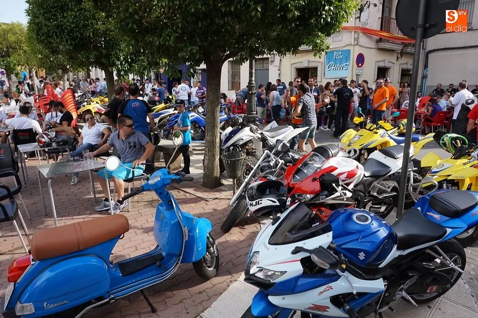 La plaza de Julián Coca y las calles aledañas están llenas de motos de los cientos de participantes