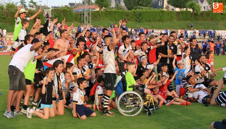 Celebración de los jugadores de Unionistas tras el ascenso a 2ªB. Foto de Alberto Martín