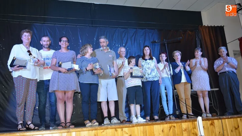 foto de familia de los premiados y las personas que les entregaron los premios / E. Corredera