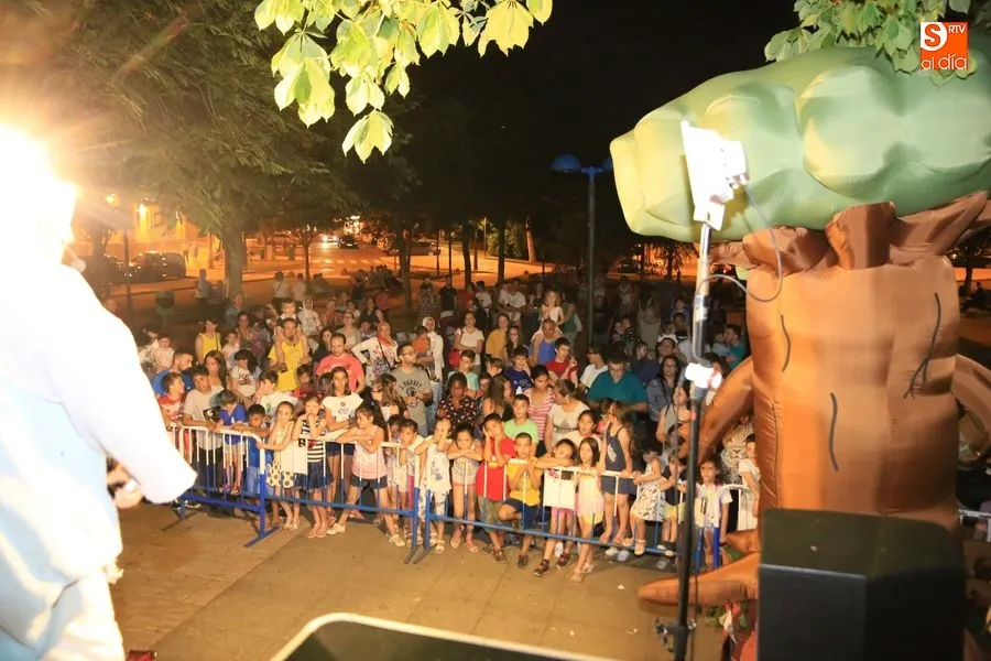 Niños disfrutando de las actividades antes del momento del encendido de la Hoguera / Foto: Alberto Martín