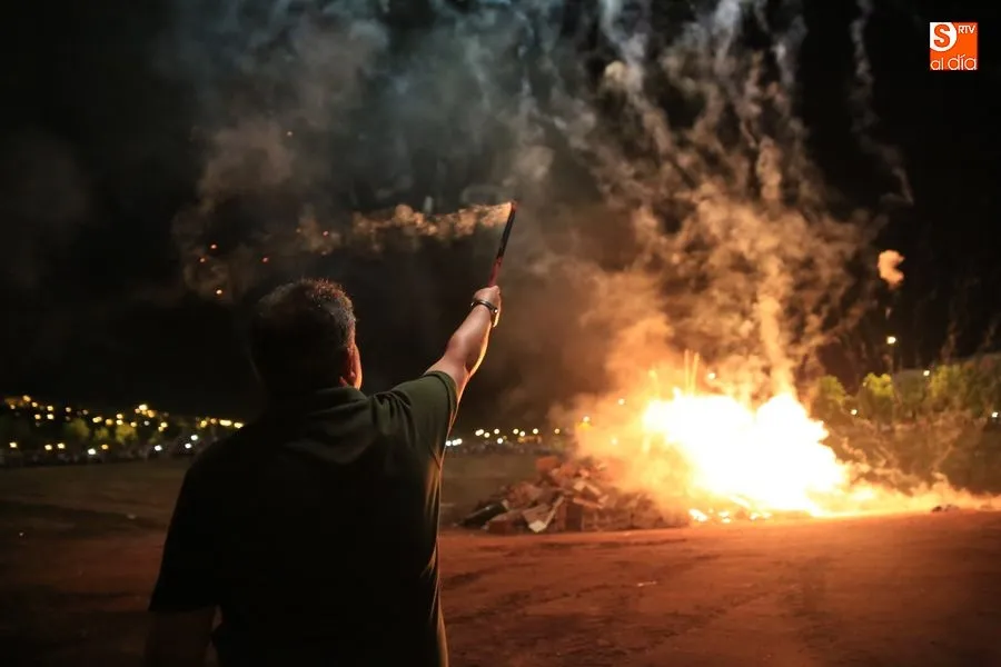 Momento de la quema en la hoguera de San Juan del barrio Zurguén / Foto: Alberto Martín