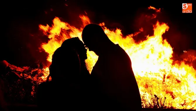 La Hoguera de San Juan concentraba la atención de vecinos y visitantes en Cordel de Merinas