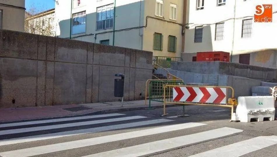 Obras de mejora en una calle de la ciudad.