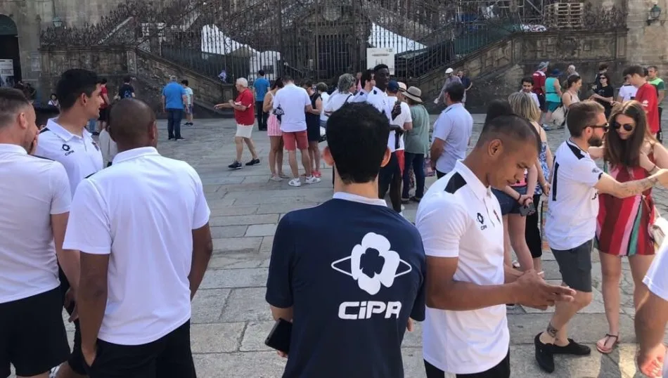 Jugadores del Salmantino UDS junto a aficionados en la plaza del Obradoiro, en Santiago. Foto CF Salmantino UDS