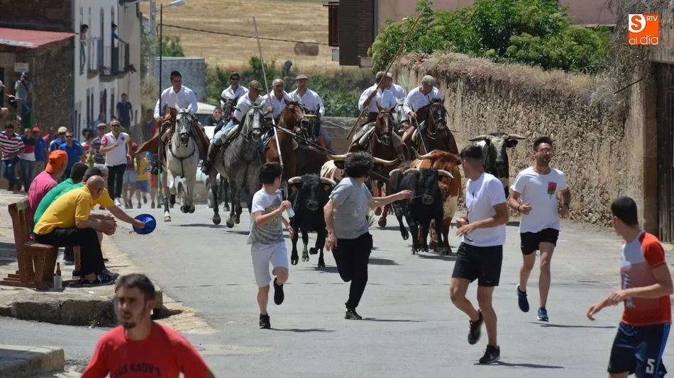 Bonito encierro a caballo en el día de San Juan en Hinojosa / FOTOS: ESTER CORREDERA