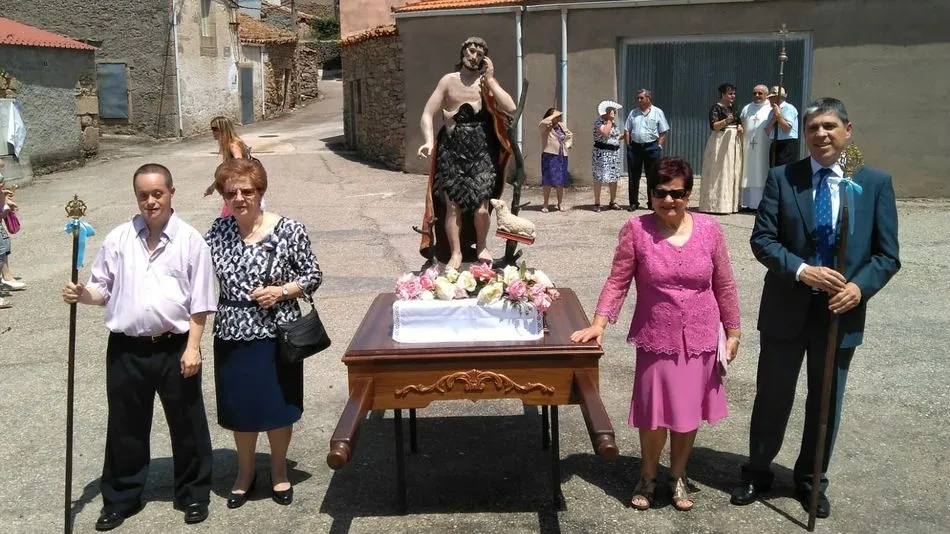 La familia Pacho Casado y la familia Rodríguez Gallego presidian los actos religiosos en honor a San Juan