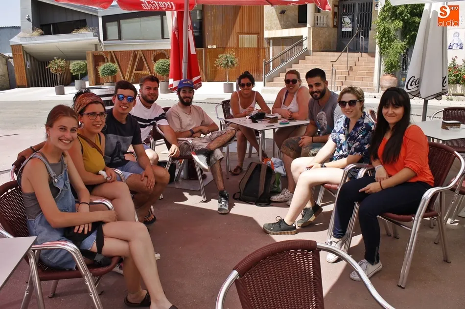 Jóvenes artistas participantes en el certamen de VegArte, en la última jornada en Vega de Tirados.