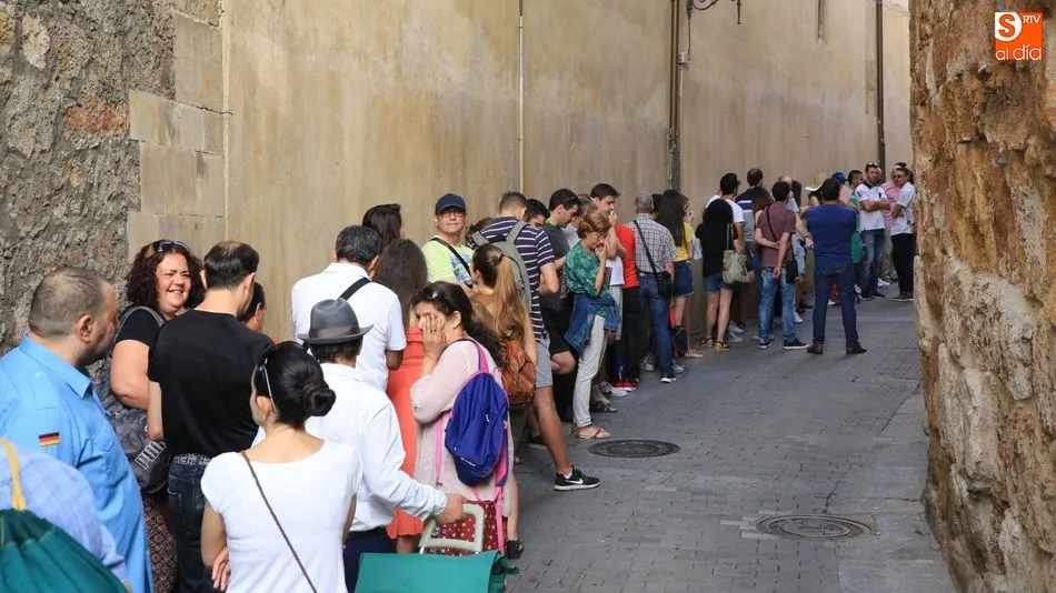 Numerosos aspirantes esperan entrar para realizar el casting. Fotos: Alberto Martín