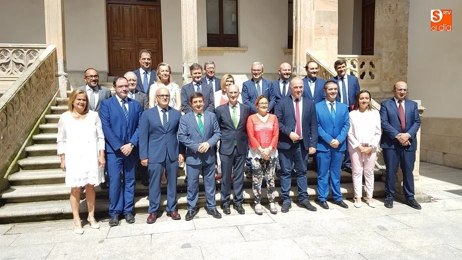 Representantes de 23 Diputaciones, Cabildos y Consejos, en Salamanca