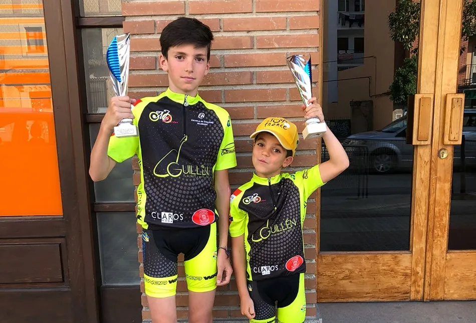 David Martín y Jorge Hernández muestran su trofeo obtenido en Segovia. Fotos: EC Bejarana Ib. Guillén