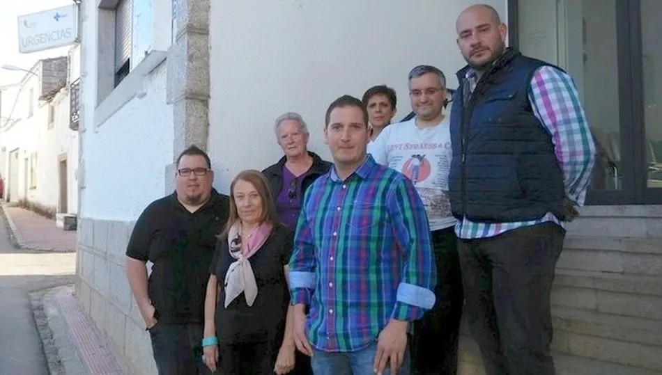 Daniel Montes en el centro de la imagen y flanqueado por Sergio Barroso y Mª Begoña Santos, la que será nueva concejala del PSOE