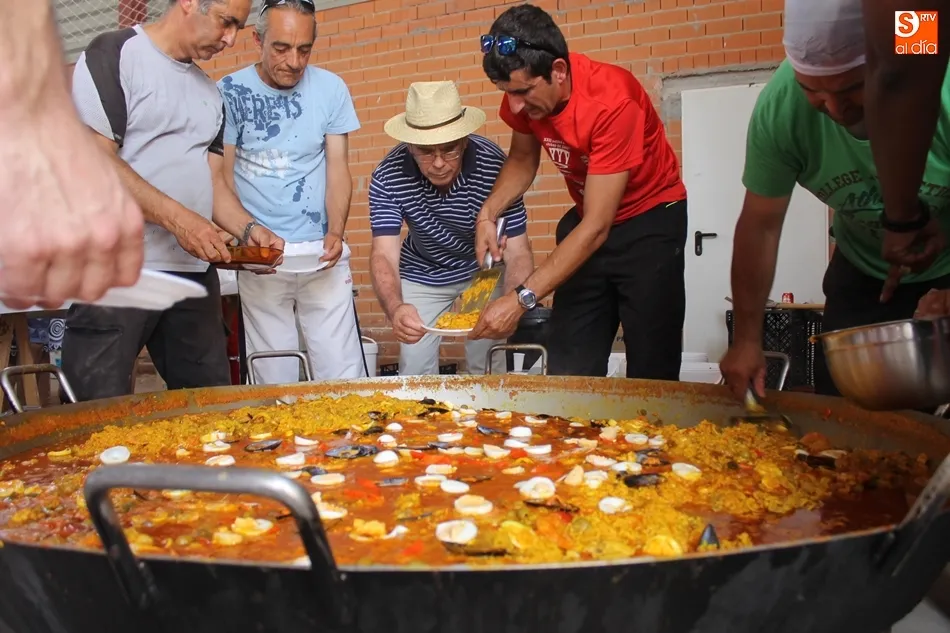Una rica paella reúne a vecinos y amigos en Valverdón