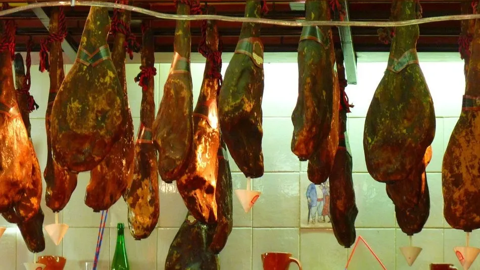 Inmovilizados jamones y embutidos almacenados en mal estado