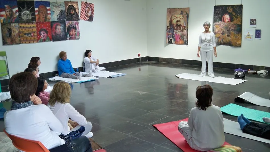 Desarrollo de la actividad de yoga.