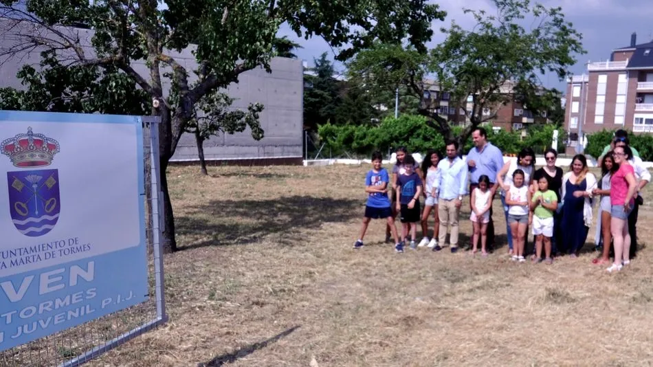 El alcalde, David Mingo, con varios jóvenes y responsables.
