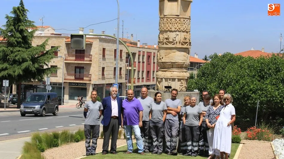 El gerente provincial del Ecyl y miembros del Ayuntamiento posan con los alumnos. Foto: Alberto Martín