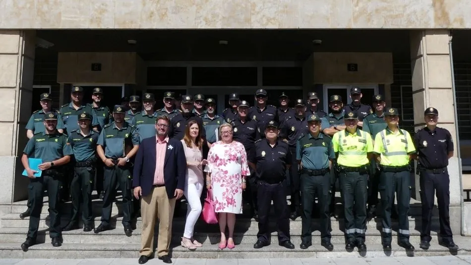 Los responsables de Ariadna y de las Fuerzas del Orden, junto a los participantes.