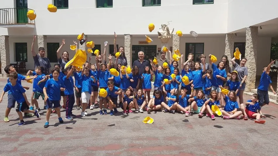 Los participantes tiran sus gorras al aire.