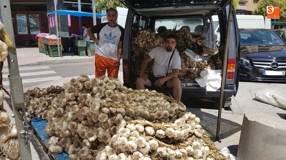 Productores zamoranos, de Bóveda, en su puesto