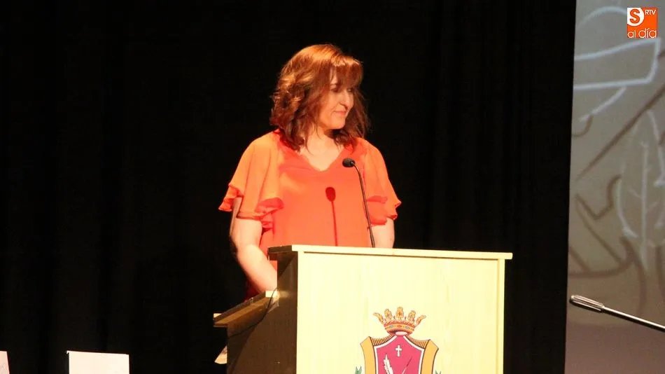 Adela Prieto leía su relato El silencio ante la atención del público que acudió al centro cultural / MARIBEL