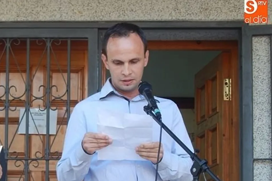 El alcalde de San Pedro del Valle, Alberto Torres, durante el pregón de las pasadas fiestas.