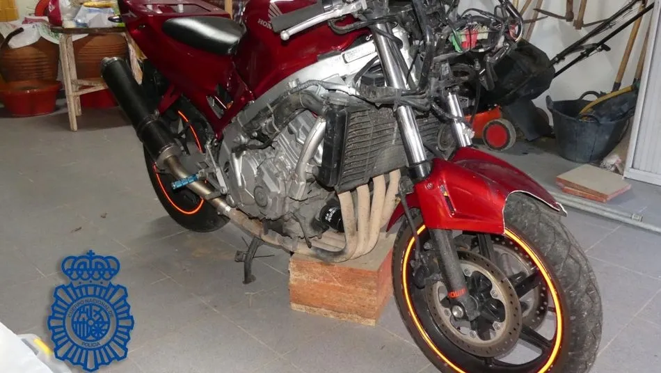 Moto robada y utilizada por los dos detenidos para cometer los delitos