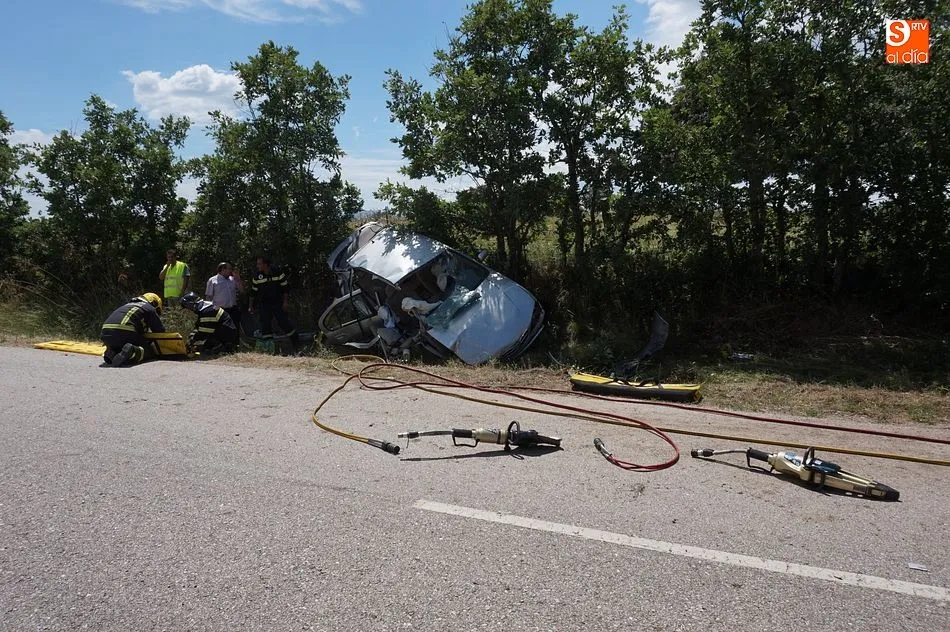 Una mujer queda atrapada en su vehículo en un accidente entre Frades y Endrinal