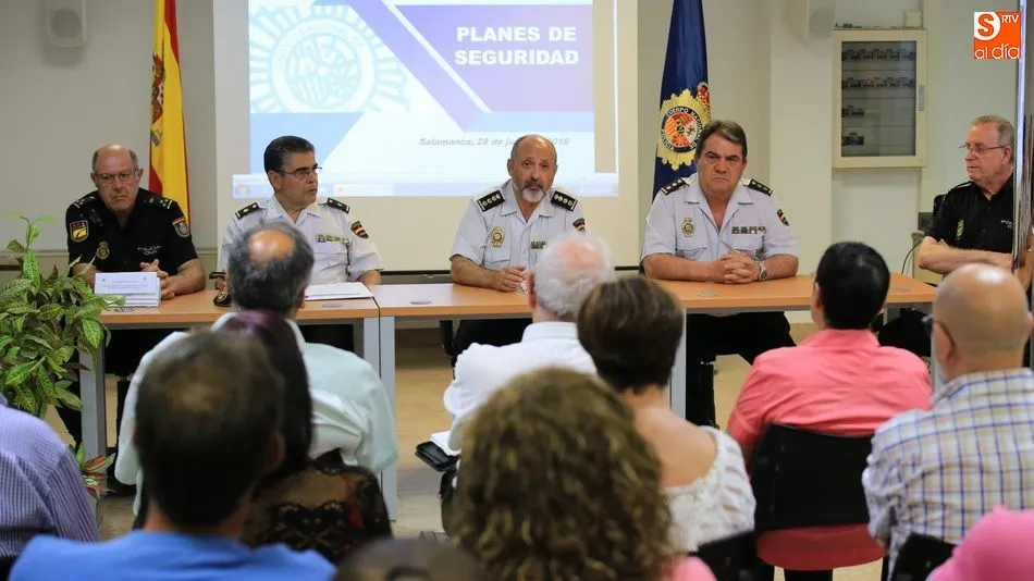 Un instante de la reunión en la que los responsables de seguridad se dirigen a los vecinos. Fotos: Alberto Martín