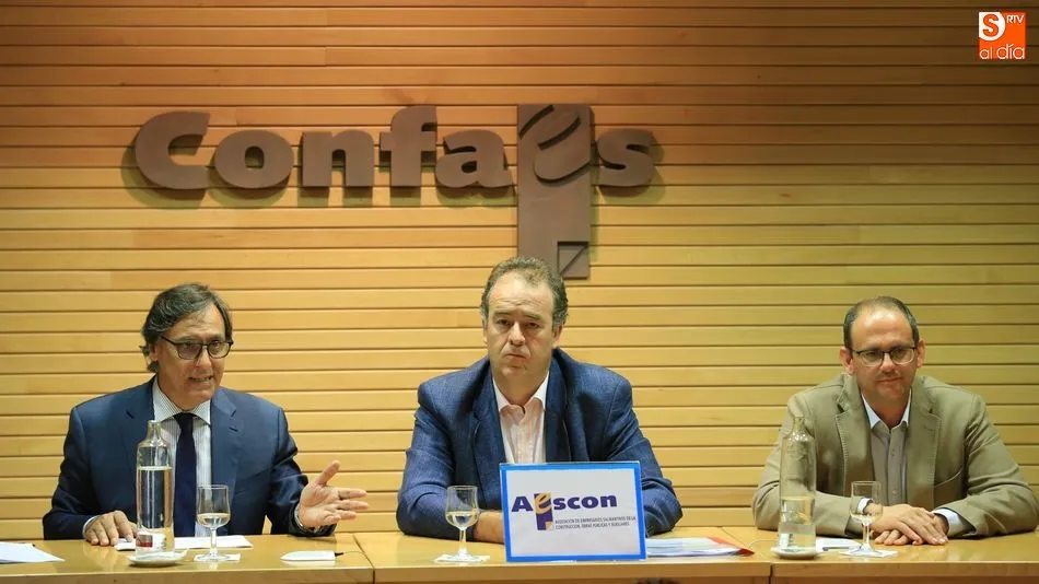 García Carbayo se dirige a los empresarios en presencia del presidente de Aescon. Fotos: Alberto Martín