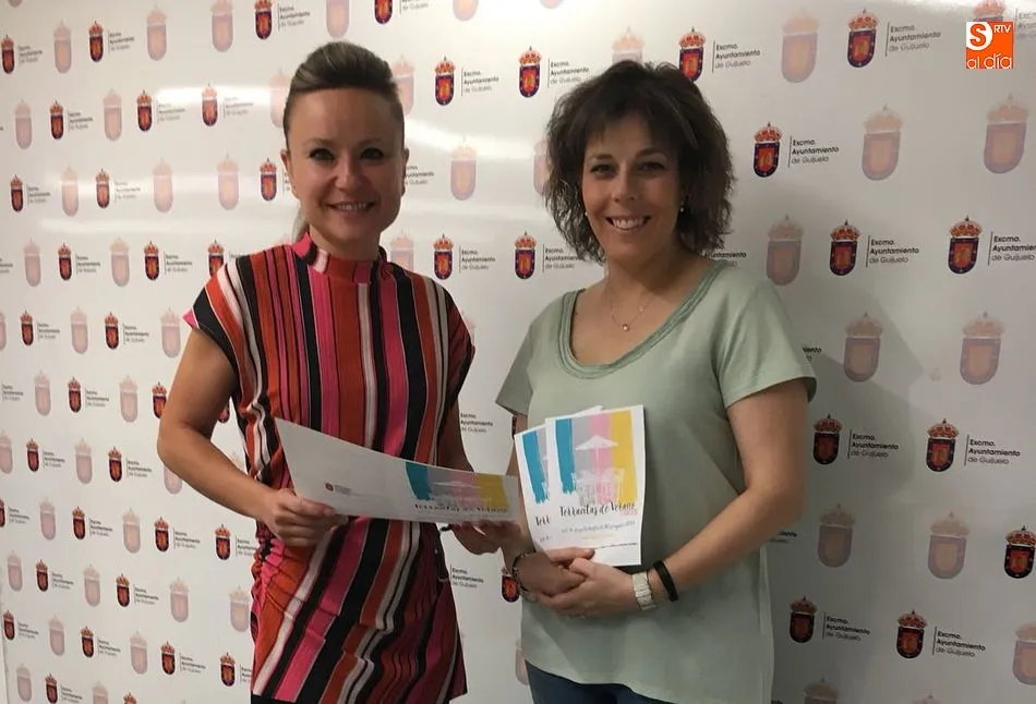 La concejala de Hostelería y Turismo, Sandra Méndez, con la técnico municipal, Mani Benito, en la presentación del concurso