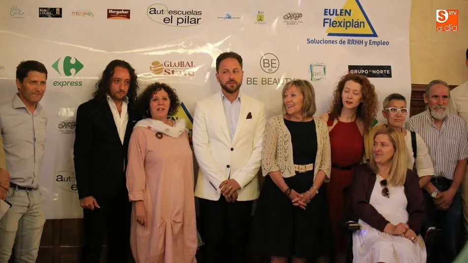 Los dos cantaores, junto a organizadores y patrocinadores. Fotos: Alberto Martín