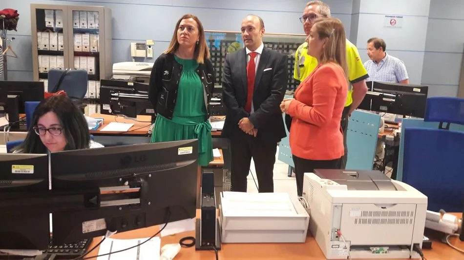 La Delegada de Gobierno sigue atentamente las indicciones de los responsables.