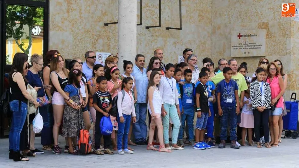 Foto de familia de los niños con sus familias de acogida. Fotos: Alberto Martín