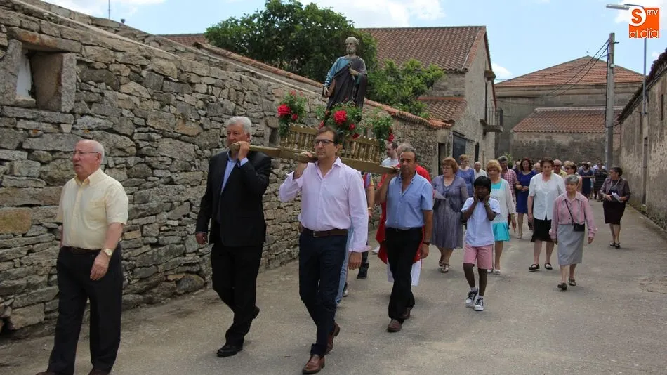 Los vecinos acompañaban este viernes a su patrón por las calles del Villar de Peralonso / MARIBEL